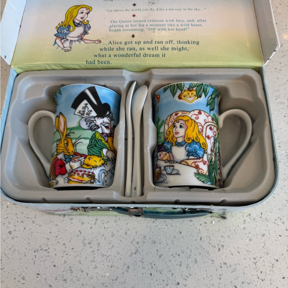 Alice in Wonderland Themed Mug Set with Carrying Case